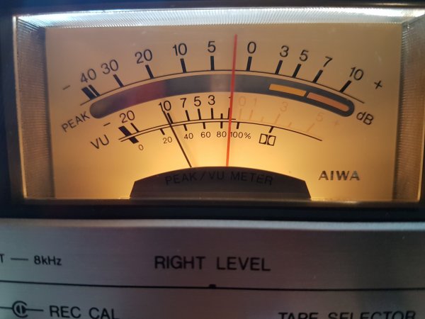 Aiwa 6900 VU Meter with 2 pointers~